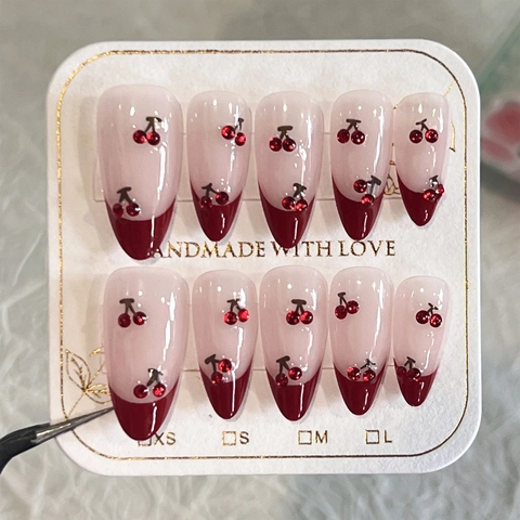 Uñas Postizas Press On Cortas Almendradas Francesas Rojas Con Diseño Cereza Diamantes Imitación 3D Dulce Para Mujer