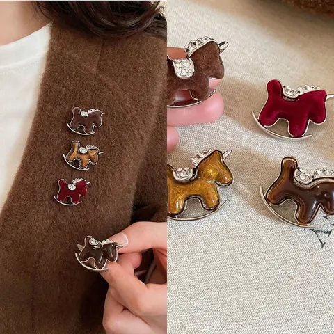 Spilla Cavallo A Dondolo Lega Resina Strass Floccatura Forma Animale Moda Vintage Accessori Abbigliamento Donna