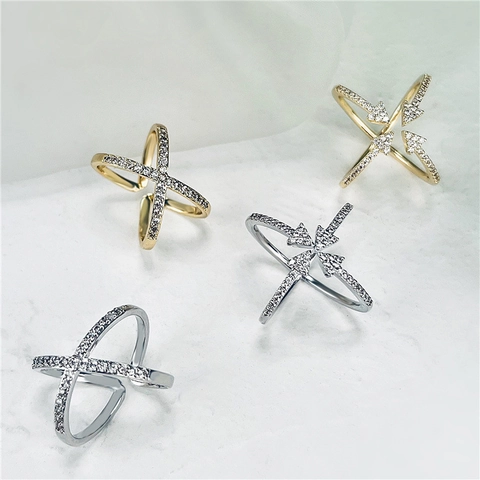Elegante Anello In Rame Placcato Oro 18K Design Croce A X E Freccia Regolabile Aperto Con Zirconi Micro-Pavé Gioielli Donna