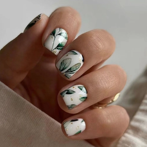Short Square Round Press On Nails Green Leaf Pattern Gold Foil Elegant Vintage Style Natural False Nails Glue On