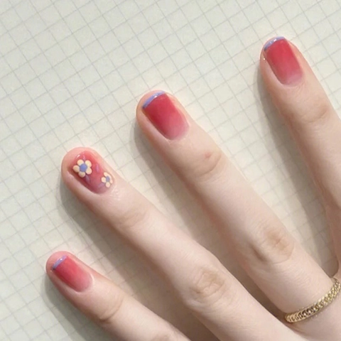 Rosa Verlauf Press On Nägel Kurz Quadratisch French Tip Gänseblümchen Muster Elegant Glänzend Abnehmbare Falsche Nägel