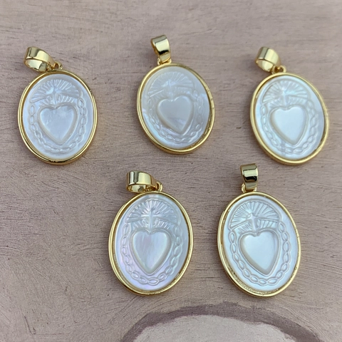 Ciondolo Sacro Cuore in Conchiglia Naturale Retro Europeo e Americano Ciondolo in Rame Placcato Oro 18k Madreperla Ovale per Gioielli Fai da Te