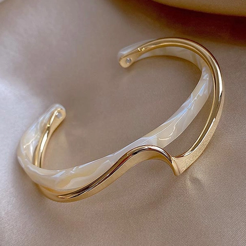 Zweilagiges Offenes Armreif Gold Versilberte Legierung Marmormuster Acryl Unregelmäßig Wellig Geometrischer Schmuck Damen