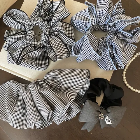 Scrunchie Con Fiocco Gingham Elastico Per Capelli Tessuto Supporto Per Coda Di Cavallo Elegante Ciondolo Floreale Strass Per Donne Ragazze