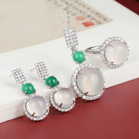 Elegante Set di Gioielli in Rame Pendente in Calcedonio Naturale Bianco Verde Rosso Giallo Collana Anello Orecchini a Bottone Strass Donna