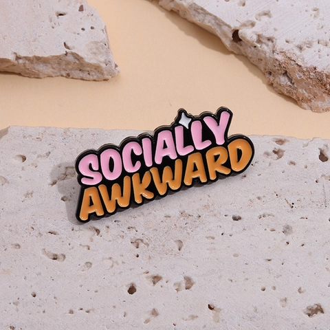 Spilla Smaltata Socially Awkward Divertente Scritta Spilla in Lega Laccata Distintivo Regalo Creativo per Vestiti Borse Gioielli Unisex