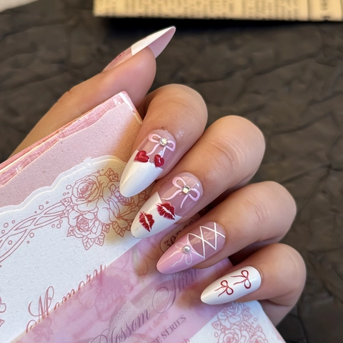 Press On Nagels Amandelvorm Roze Wit Rode Lip Hart Patroon Met 3D Strik Steentjes Zoet Stoer Franse Stijl