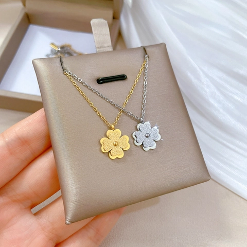 Collana Con Pendente A Quadrifoglio In Acciaio Al Titanio Smerigliato Gioielli Minimalisti Da Donna