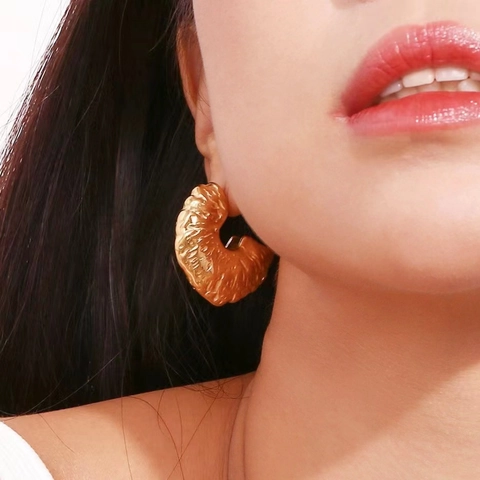Vintage Stainless Steel Hammered Texture C-Shaped Stud Earrings Gold Plated Hollow Geometric Earrings For Women Jewelry