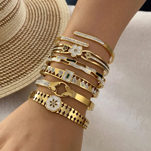 Edelstahl Armreif Für Damen Mit Weißer Blume Schmetterling Muschel Und Funkelndem Strass Vergoldet Eleganter Schmuck