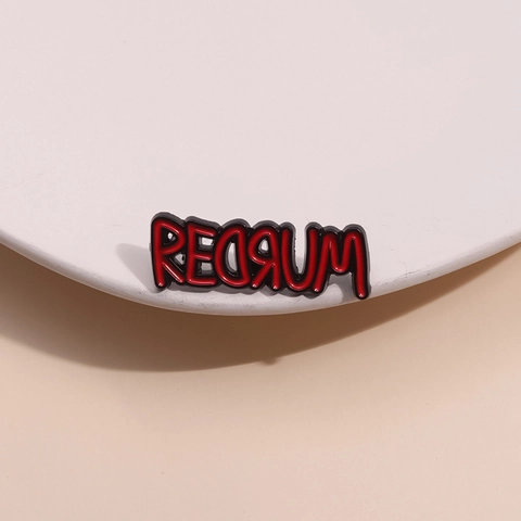 Redrum Letter Emaille Pin Broche Horrorfilm Geïnspireerd Zinklegering Badge Voor Kleding Rugzak Unisex Mode Sieraden Cadeau