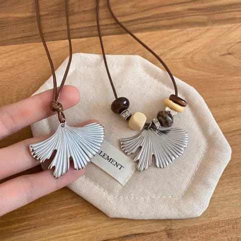 Collier Pendentif Feuille De Ginkgo En Acier Inoxydable Avec Perles En Bois Et Résine Longue Chaîne De Pull Ethnique Pour Femmes