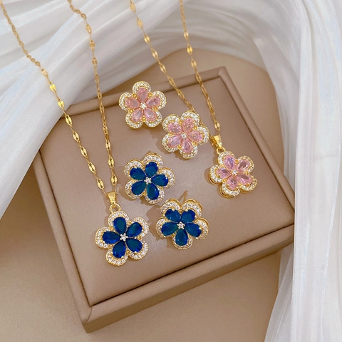 Vijfbladige Bloem Titanium Stalen Ketting En Koperen Zirkoon Oorbellen Elegante Banket Juwelen Voor Dames
