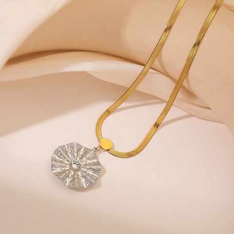 Collana con Ciondolo Martellato Irregolare per Donna Bicolore Oro Argento Acciaio Inossidabile Catena Piatta a Lisca di Pesce Gioielli Vintage