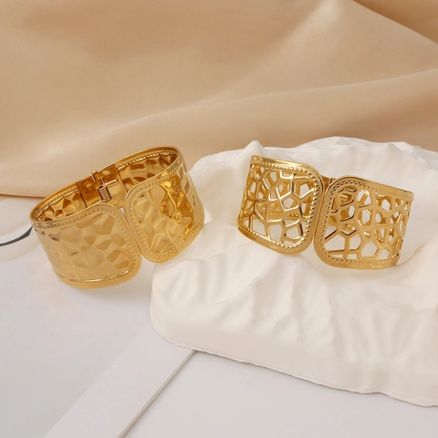 Minimalist Stainless Steel Wide Bangle Bracelet For Women 18K Gold Plated Hammered Texture Geometric Hollow Cuff Bracelet Fashion Jewelry
