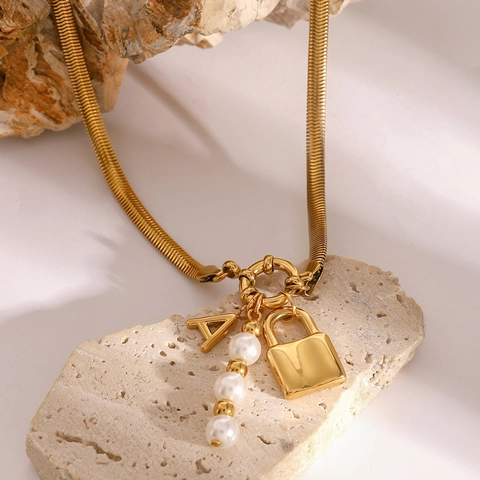 Collana In Acciaio Inossidabile Lettera A Perla Artificial Ciondolo Lucchetto Catena A Serpente Dorata Gioielli Trendy Per Donna