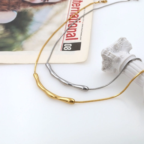 Collar Minimalista de Acero de Titanio con Colgante de Onda Irregular para Mujer Cadena de Serpiente de Moda Chapado en Oro 18K Joyería Geométrica