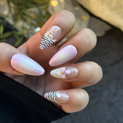 Faux Ongles Amande Dégradé Rose Blanc Motif Zèbre Décoration Florale 3D Avec Perles Dorées Manucure Française Élégante