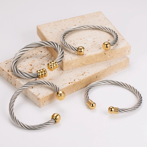 Bracciale Rigido A Cavo In Filo Intrecciato Acciaio Inossidabile Tono Duale Aperto Con Estremità A Sfera Dorate Gioiello Minimalista