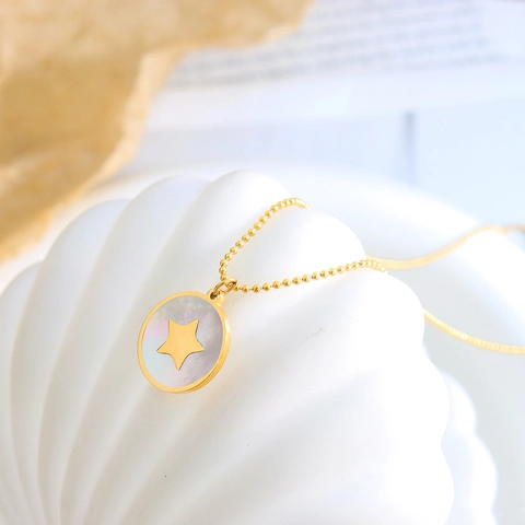 Collana con Ciondolo in Acciaio al Titanio e Madreperla Bianca Catena a Sfere Placcata Oro Design a Farfalla Cuore Stella