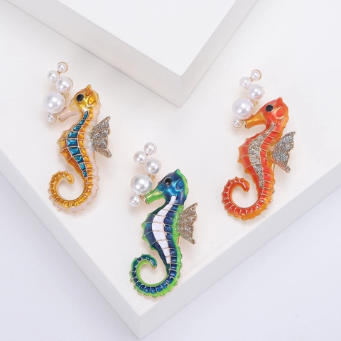 Spilla Cavalluccio Marino Lega Smalto Perla Artificial Rhinestone Animale Marino Accessorio Donne Moda Gioielli Eleganti Regalo