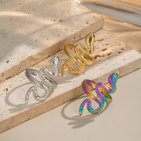 Anillo Serpiente Acero Inoxidable Textura Martillada Bañado Oro 18K Ajustable Joyería Moda Mujer