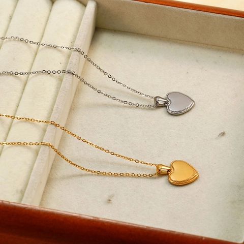 Collana Con Pendente A Cuore Acciaio Inossidabile Placcato Oro 18K Lucidatura A Specchio Bordo Perlato Gioielli Per Donna