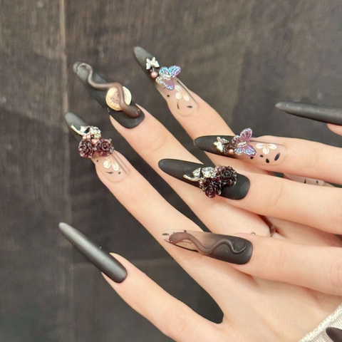Unghie Finte Gotiche Con Rosa Rossa Scura 3D Serpente Farfalla Nero Opaco Lusso Stile Stiletto