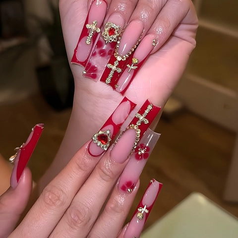 Kunstnagels Lange Kistvorm Rood Frans Ontwerp Goud Kruis Hart Strass 3D Bedels Gotische Punk Stijl Vrouwen