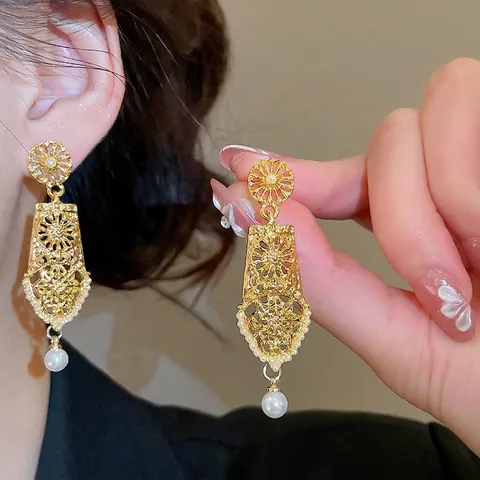 Orecchini Pendenti A Fiore Cavo Oro Vintage Con Imitazione Perla Artificial E Perno In Argento Stile Retrò Lusso Per Donna
