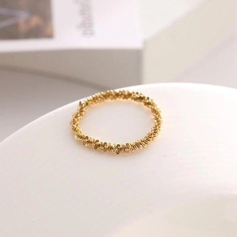 Anillo A Fascia Texture Ondulata Acciaio Inossidabile Placcato Oro 18K Gioielli Minimalisti Per Donna