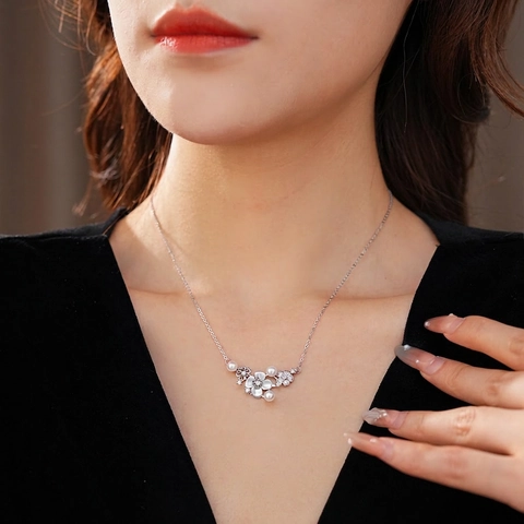 Flower Pendant Necklace With Imitation Artificial Pearls Zircon And Mother Of Artificial Pearl Accents Elegant Silver Color Clavicle Chain