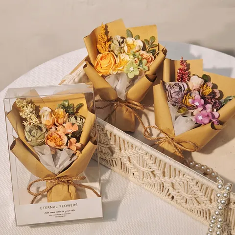 Mini Künstlicher Satinnrosenstrauß Mit Kraftpapierverpackung Und Transparenter PVC-Geschenkbox Für Geburtstag Hausdeko