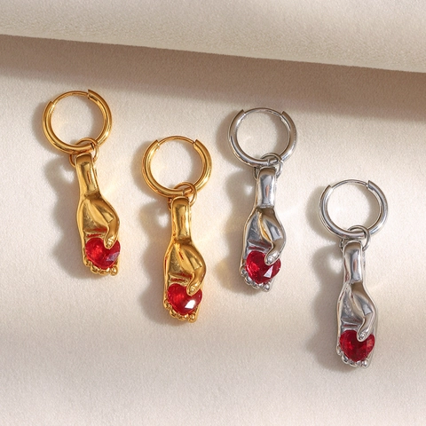 Pendientes Colgantes De Acero Inoxidable Chapado En Oro De 18K Mano Sujetando Gema De Corazón Rojo Estilo Retro Para Mujeres