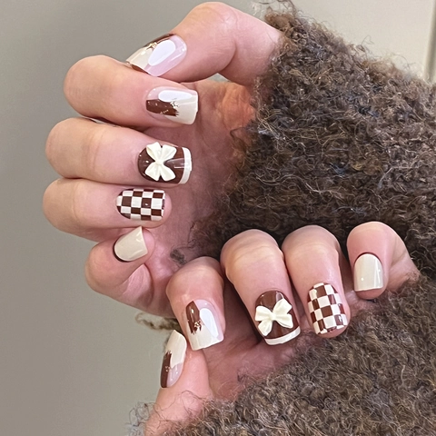 Franse Press On Nagels Bruin Maillard Stijl 3D Strik Schaakbordpatroon Herbruikbare Glanzende Kunstnagels Voor Dames