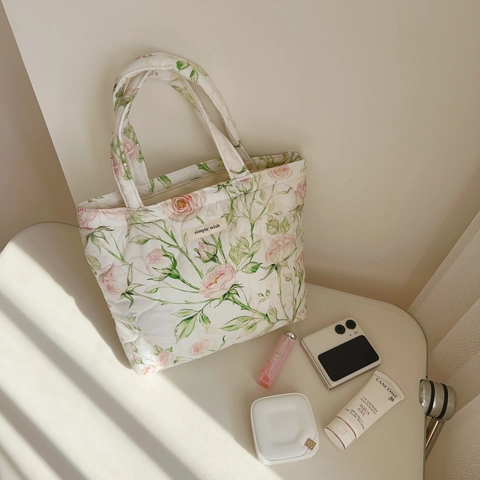 Quilted Floral Tote Bag Small Cotton Handbag Sweet Floral Pattern Lightweight Portable Lunch Bag Mommy Bag Casual