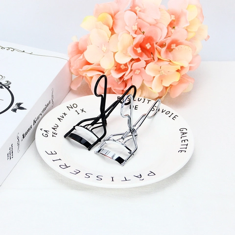 Professional Metal Eyelash Curler With Silicone Pad Long Lasting 3D Curl Portable Eye Makeup Tool For Women