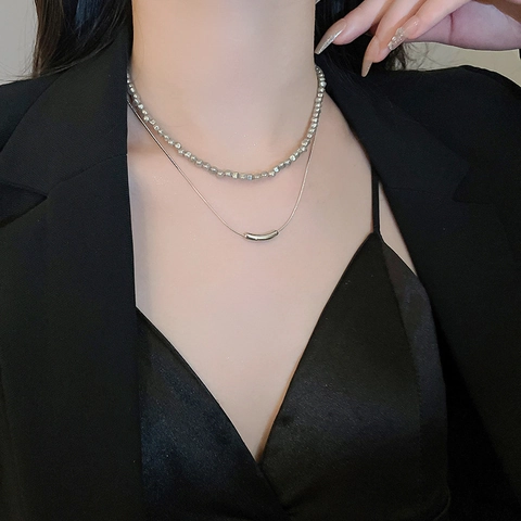 Dubbellaagse Gestapelde Ketting Met Imitatieparels En Gebogen Metalen Buis Hanger Koperen Legering Sieraden Voor Dames