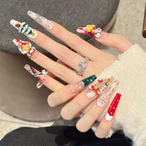 Uñas Postizas 3D Navidad Hechas a Mano Ataúd Largo con Papá Noel Árbol Copo de Nieve Relieve Juego de Manicura Festiva Mujer