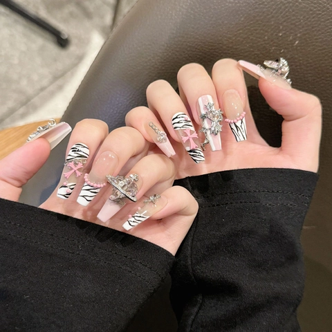 Uñas Postizas Hechas a Mano Rosa Patrón de Cebra Manicura Francesa Con Amuletos de Metal 3D Saturno Corazón Cruz Diamantes de Imitación Uñas Postizas Sweet Cool