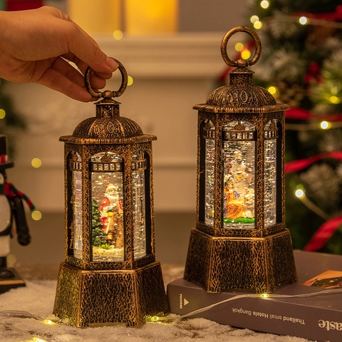 Lanterna Palla Di Neve Natale Retro Bronzo LED Luce Scintillante Decorazione Tavolo Lampada Presepe Babbo Natale Scena