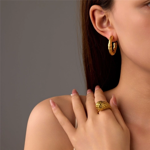 Boucles d'Oreilles Créoles Géométriques en Forme de C Style Britannique Vintage pour Femmes Boucles d'Oreilles en Acier Titane Plaqué Or