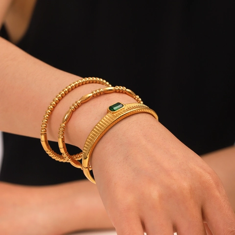 Brazalete De Acero Inoxidable Chapado En Oro Con Zircón Verde Rectangular Textura De Rayas Verticales Para Mujer Retro Elegante