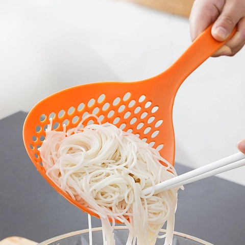 Grande Scolapasta Da Cucina Manico Lungo Plastica Resistente Al Calore Schiumarola Per Tagliatelle Gnocchi Utensile Da Cucina