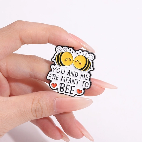 Süße Cartoon Biene Emaille Brosche Pin Lustiges Englisches Wortspiel Zinklegierung Tier Badge Für Kleidung Rucksack Deko Geschenk