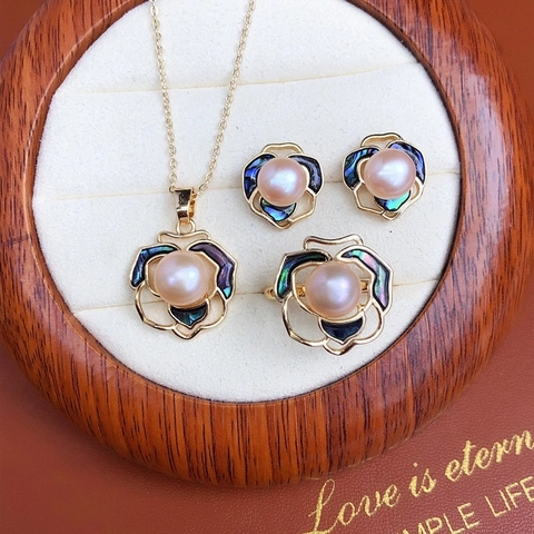 Set Gioielli a Forma di Camelia per Donna Perla d'Acqua Dolce Guscio di Abalone Intarsiato Collana Orecchini Anello Aperto Gioiello Moda