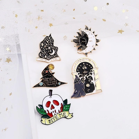 Spilla In Smalto Halloween Gotico Pin In Lega Stregoneria Teschio Luna Libro Magico Cappello Da Mago Accessori Per Vestiti