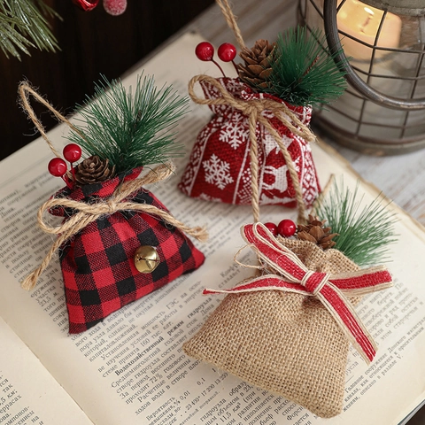 Ornements De Noël À Suspendre Sacs Cadeaux En Jute Mini Pochettes À Cordon Avec Pommes De Pin Baies Cloche En Métal Pour Décoration