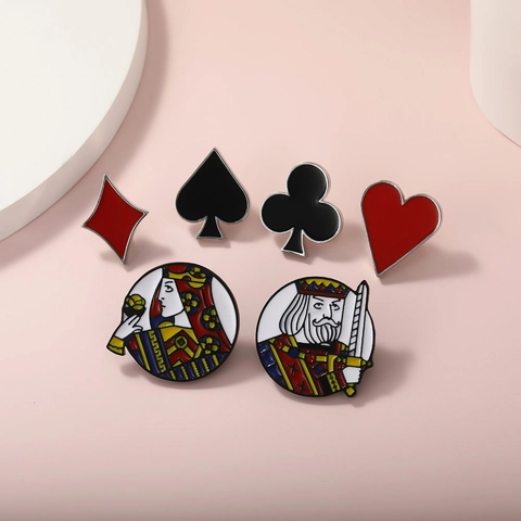 Broches en Alliage émaillé Motif de Cartes de Poker Ensemble de Badges créatifs Roi Reine Coeur Pique Carreau Trèfle pour Hommes Femmes
