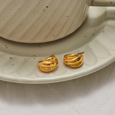 Twisted C-Shaped Hoop Earrings 18K Gold Plated Stainless Steel Waterproof Hypoallergenic Classic Geometric Jewelry Women